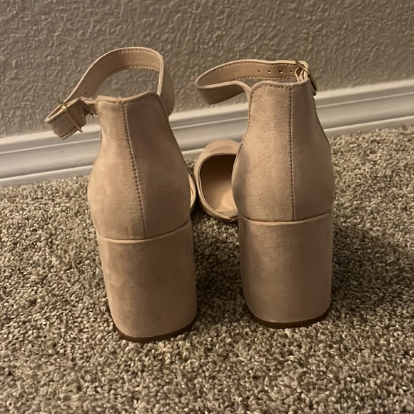 Cute and comfortable heels! - Picture 2 of 4
